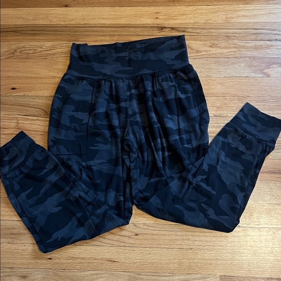 Athleta Salutation Camouflage Joggers - Picture 6 of 7